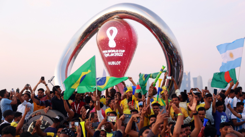 Hinchas de varios países reunidos en el paseo marítimo de Corniche en Doha, Qatar, el 18 de noviembre de 2022.