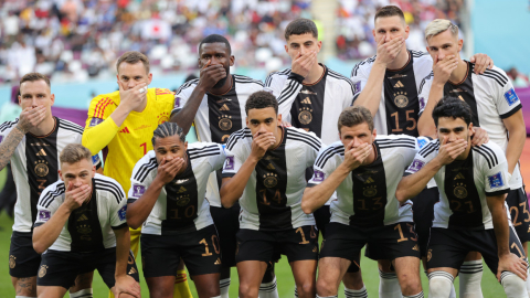 Los jugadores de la selección alemana se tapan la boca antes de su partido ante Japón, el 23 de noviembre de 2022.