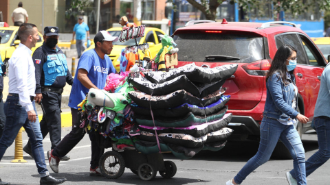 Un hombre moviliza accesorios para mascotas que comercializa en las calles de Quito, el 13 de septiembre de 2022. 