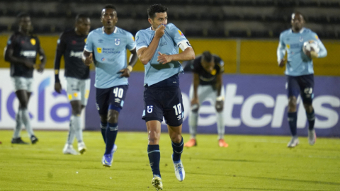 Facundo Martínez besa el escudo de U. Católica después de un gol frente al Aucas, en Quito, el 4 de septiembre de 2022.