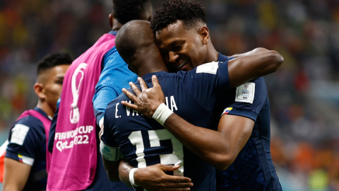 Enner Valencia y Michael Estrada celebran el gol de Ecuador ante Países Bajos en el Mundial de Qatar, el 25 de noviembre de 2022.