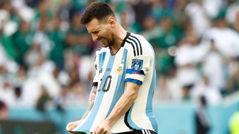 Lionel Messi de Argentina durante el partido ante Arabia Saudita en el estadio de Lusail.