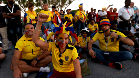 Aficionados de Ecuador desde los exteriores del Estadio Internacional Khalifa antes de ver el partido entre Países Bajos y la Tri, el 25 de noviembre de 2022.