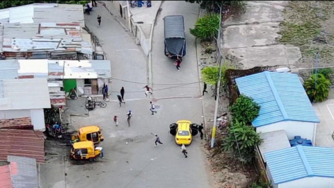 Imagen de un dron sobrevolando un sector de Pedernales, en Manabí, en noviembre de 2022.