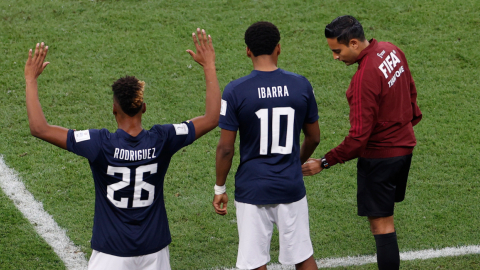 Kevin Rodríguez y Romaron Ibarra antes de entrar al cambio en el partido Ecuador vs. Países Bajos, el 25 de noviembre de 2022.