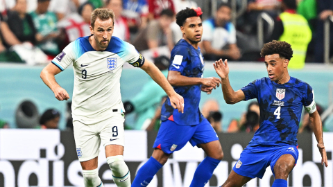 Harry Kane, de Inglaterra, maneja una pelota en el partido ante Estados Unidos, el 25 de noviembre de 2022.