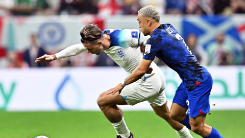 Jack Grealish, de Inglaterra, disputa una pelota en el partido ante Estados Unidos, el 25 de noviembre de 2022.