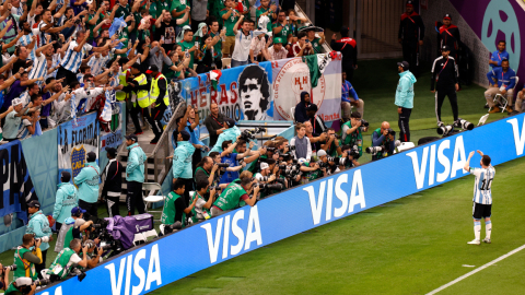 Messi festeja con la hinchada argentina el gol que le anotó a México, el 26 de noviembre de 2022.