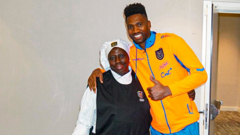 Consuelo Gonzalón junto a Alexander Domínguez en la concentración de la selección ecuatoriana de fútbol.