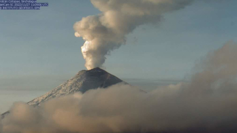 El volcán Cotopaxi emitió una columna de gases y vapor de agua este 27 de noviembre de 2022.