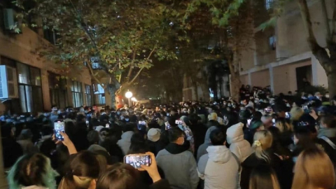 Estudiantes de la Academia de Artes Xi'an en una vigilia de protesta por los confinamientos, el 26 de noviembre de 2022. 