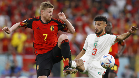 Kevin De Bruyne, de Bélgica, disputa un balón con el marroquí Noussair Mazraoui, en Al Thumama, el 27 de noviembre de 2022.