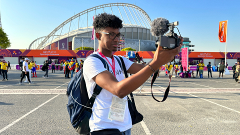 Bryan Jiménez, hermano de Gonzalo Plata, con su camára en los exteriores del estadio Khalifa Internacional antes del Ecuador vs. Países Bajos, el 25 de noviembre de 2022.