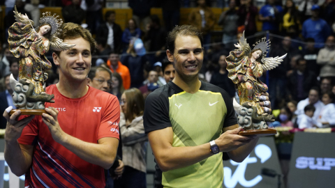 Los tenistas Casper Ruud y Rafael Nadal con sus trofeos luego del partido de exhibición en Quito, el 27 de noviembre de 2022.