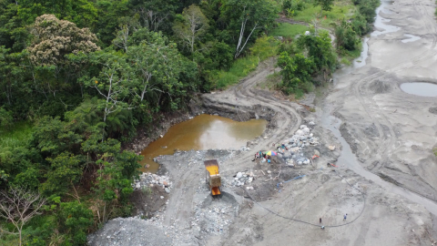 Minería ilegal cerca al río Jatunyacu, en Napo el 25 de noviembre de 2022.