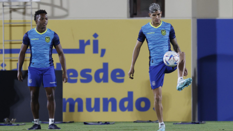 Djorkaeff Reasco y Piero Hincapié, durante un entrenamiento de Ecuador en Qatar, el 28 de noviembre de 2022.