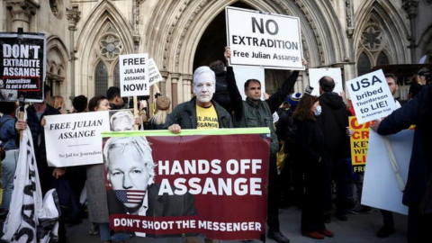 Imagen del 28 de octubre de 2021 cuando medios de comunicación occidentales presentaron acusaciones contra las autoridades que aplican la Ley de Espionaje a WikiLeaks, de Julian Assange.