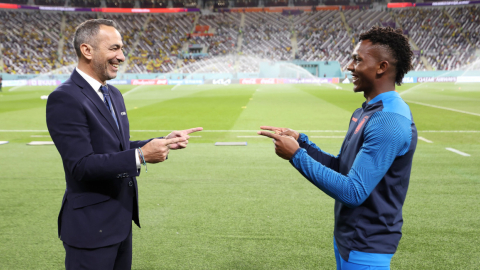 Djorkaeff Reasco junto al francés Youri Djorkaeff, en el estadio Khalifa Internacional, el 29 de noviembre de 2022.