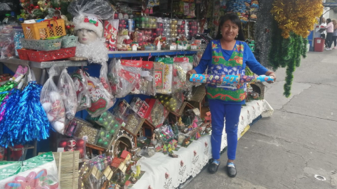 Josefina Tupiza tiene un quiosco en la Avenida La Prensa y Leonardo Da Vinci, norte de Quito. Por temporada, vende artículos navideños. Foto del 19 de noviembre de 2022.