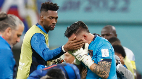 Alexander Domínguez consola a Hernán Galíndez, tras el partido entre Ecuador y Senegal, el 29 de noviembre de 2022.