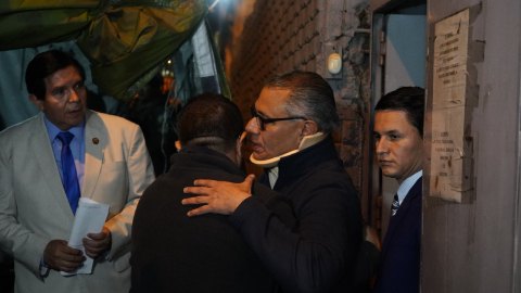 Jorge Glas, exvicepresidente de la República, segundos después de abandonar la Cárcel 4 de Quito, el 28 de noviembre de 2022.