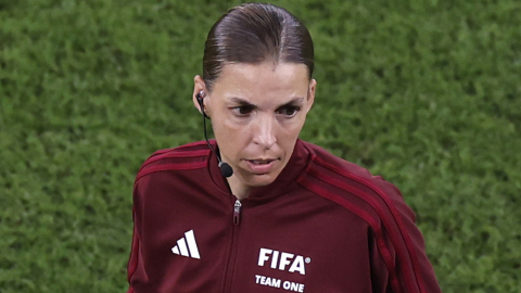 Stéphanie Frappart de Francia trabajando como cuarta árbitra durante el partido de México vs. Polonia, en el Estadio 947.