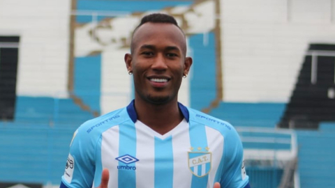 Andrés Balanta sonríe con la camiseta de Atlético de Tucumán, en 2022.