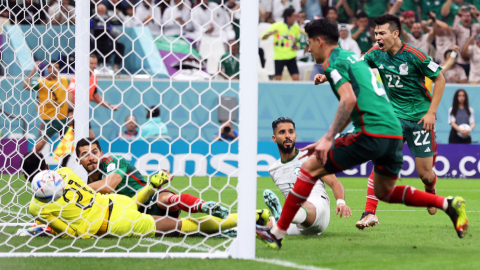 Henry Martín anota un gol para México en el partido ante Arabia Saudita, el 30 de noviembre de 2022.