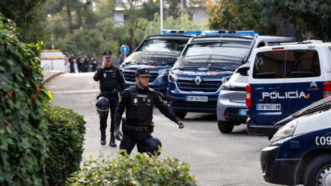 Miembros de la Policía desplegados en las proximidades de la Embajada de Ucrania en Madrid, después de que un empleado resultara herido tras la explosión de un artefacto en la sede de la legación diplomática ucraniana, el 30 de noviembre de 2022.