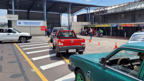 Autos esperan ingresar al centro de revisión Bicentenario, en el norte de Quito, el 30 de noviembre de 2022.