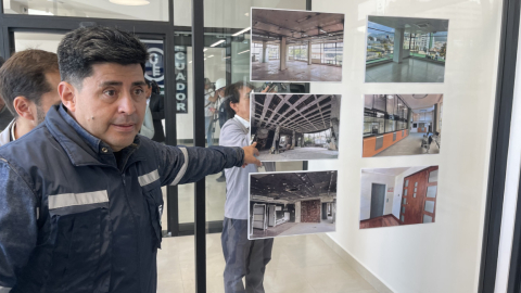 Vladimir Bustillos, administrador del proyecto de los bloques A y B, muestras las fotografías de cómo quedó el edificio. 