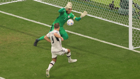 El portero Keylor Navas de Costa Rica ante un tiro de Niclas Fuellkrug de Alemania en el Mundial, el 1 de diciembre de 2022.