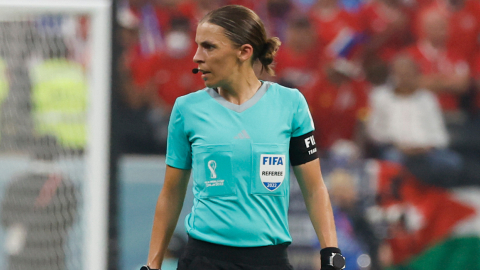 Stéphanie Frappart dirigiendo el partido de la fase de grupos del Mundial entre Costa Rica y Alemania, el 1 de diciembre de 2022.