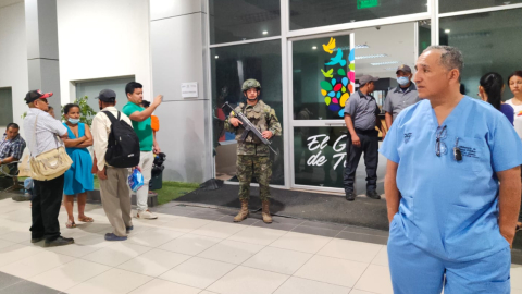 Resguardo militar en el hospital de Chone, luego del atentado con toma de rehenes, el 27 de noviembre de 2022. Las autoridades anunciaron un Código Plata.