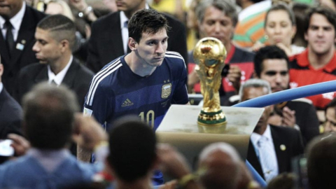 Lionel Messi mira el trofeo de la Copa del Mundo después de perder la final de 2014 ante Alemania.