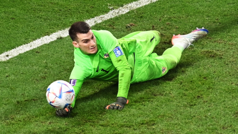 Dominik Livakovic ataja un penal en el partido de Croacia ante Japón, el 5 de diciembre de 2022.