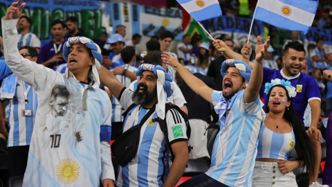 Hinchas argentinos alientan a su selección antes del partido ante Australia, el 3 de diciembre de 2022.