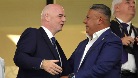 Gianni Infantino, presidente de la FIFA, junto a Claudio Tapia, presidente de la AFA, en el Mundial de Qatar, el 4 de diciembre de 2022.