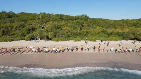 Activistas en Playa Carola, Galápagos, durante una manifestación en defensa de la biodiversidad, en diciembre de 2022.