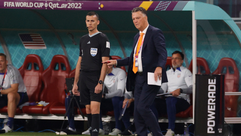 El entrenador Louis Van Gaal conversa con el cuarto árbitro Andrés Montante durante el partido de los octavos de final del Mundial entre los Países Bajos y Estados Unidos, el 3 de diciembre de 2022.