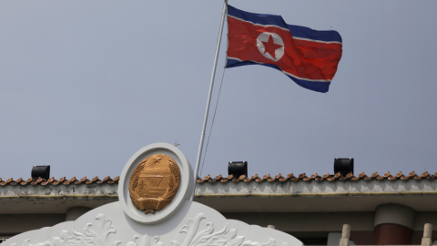 La bandera norcoreana ondea en su oficina consular en Dandong, el 20 de abril de 2021. El Ejército norcoreano disparó proyectiles contra Corea del Sur.