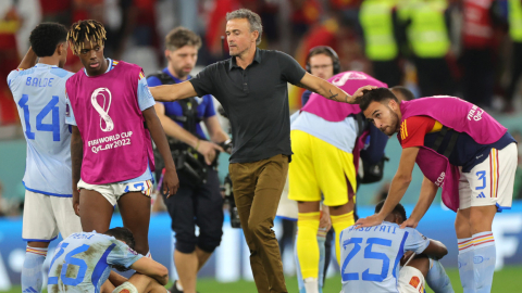 El entrenador Luis Enrique saluda a sus dirigidos después del partido ante Marruecos, el 6 de diciembre de 2022.