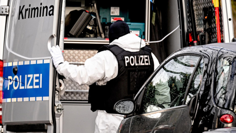 Un oficial de la Policía trabaja durante una redada en Berlín, Alemania, el 07 de diciembre de 2022. 