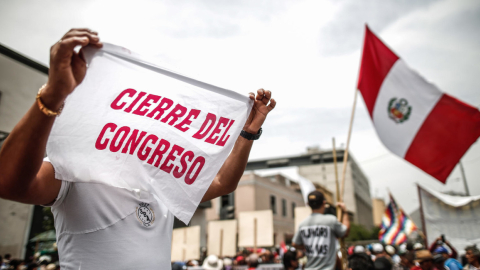 Manifestantes, simpatizantes del presidente de Perú Pedro Castillo, celebran la noticia del cierre del Congreso, hoy en Lima (Perú), el 7 de diciembre de 2022.