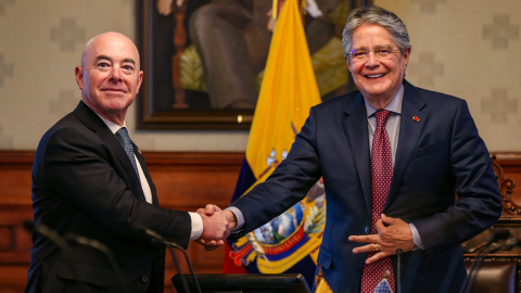 El secretario de Seguridad Nacional de Estados Unidos, Alejandro Mayorkas (i), y el presidente Guillermo Lasso, durante una reunión en el Palacio de Gobierno. Quito, 7 de diciembre de 2022