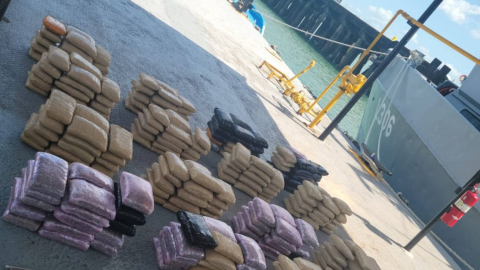 Autoridades de Panama decomisaron 374 paquetes y 4 bolsas con droga y aprehendieron a dos ecuatorianos. Panamá, 7 de diciembre de 2022