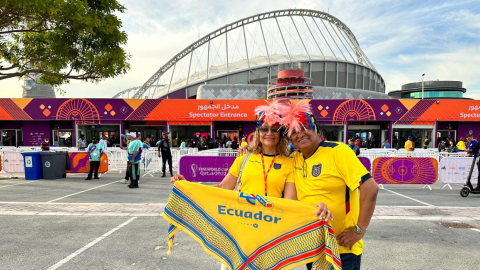 Aficionados ecuatorianos en los exteriores del estadio Khalifa Internacional antes del partido de Ecuador ante Senegal, el 29 de noviembre de 2022.