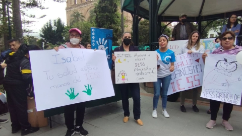 Pacientes y sus familiares protagonizan un plantón por la falta de médicos y medicinas en los hospitales del IESS en Cuenca, el 8 de diciembre de 2022.