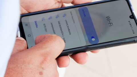Una persona se trata de conectar a un punto Wifi gratuito en una comunidad de Ecuador, el 17 de septiembre de 2022. 