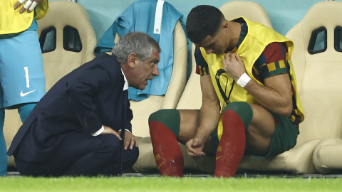 Fernando Santos habla con Cristiano Ronaldo, el 6 de diciembre de 2022, en el partido de octavos de final del Mundial de Qatar, entre Portugal y Suiza en el estadio de Lusail.